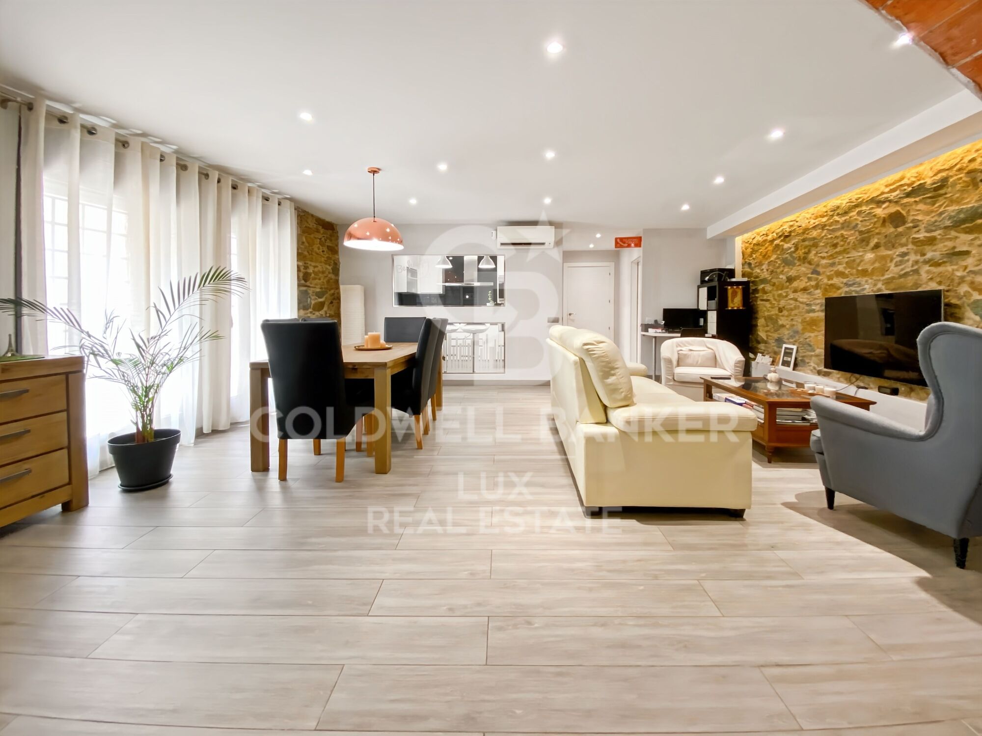 Renoviertes Haus zum Verkauf in Roses, Costa Brava, 100 Meter vom Strand entfernt