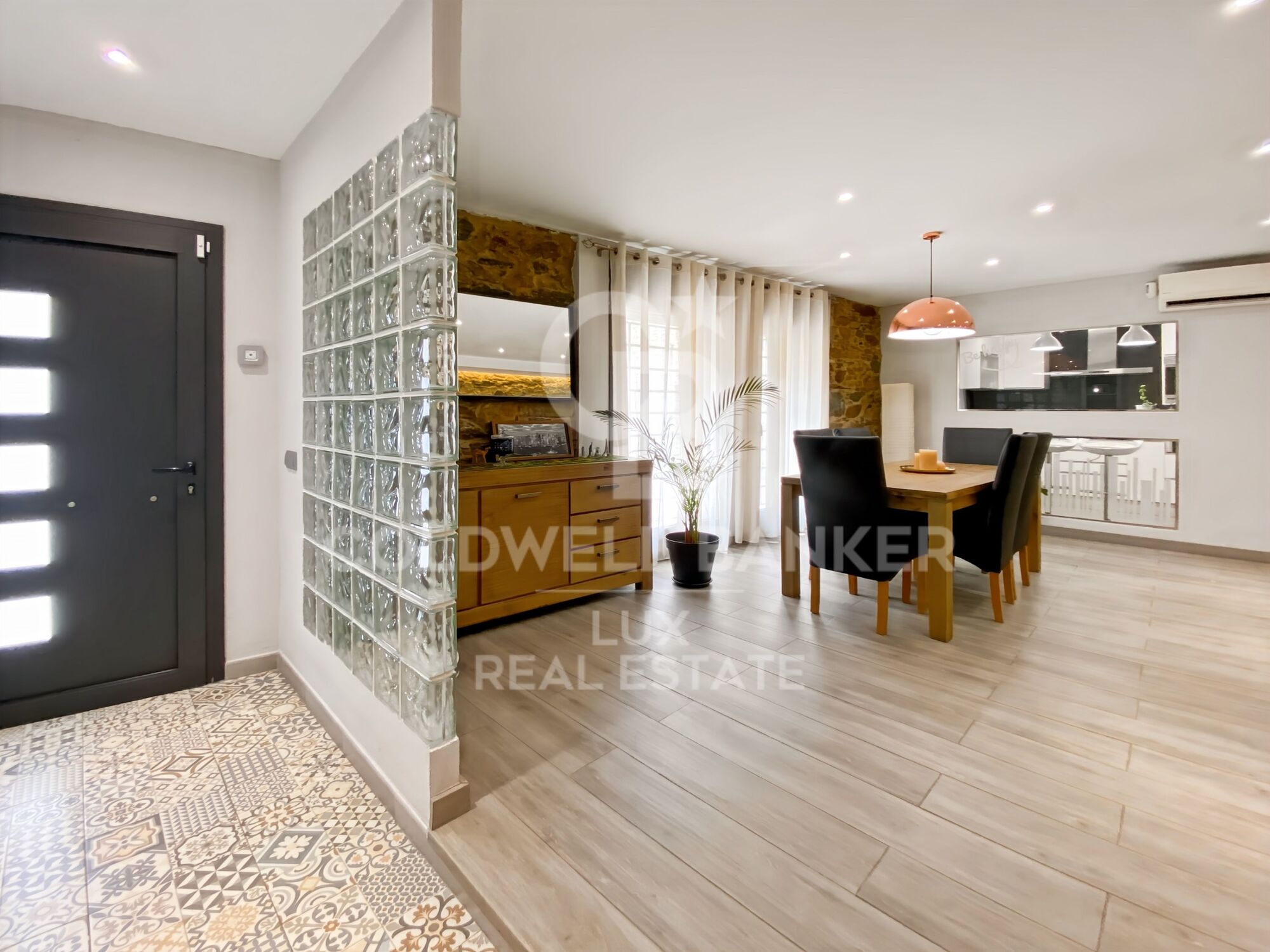 Renoviertes Haus zum Verkauf in Roses, Costa Brava, 100 Meter vom Strand entfernt