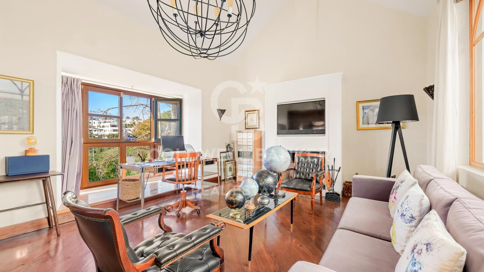 Elegante villa de estilo andaluz en una ubicación privilegiada de Marbella, Las Lomas del Marbella Club