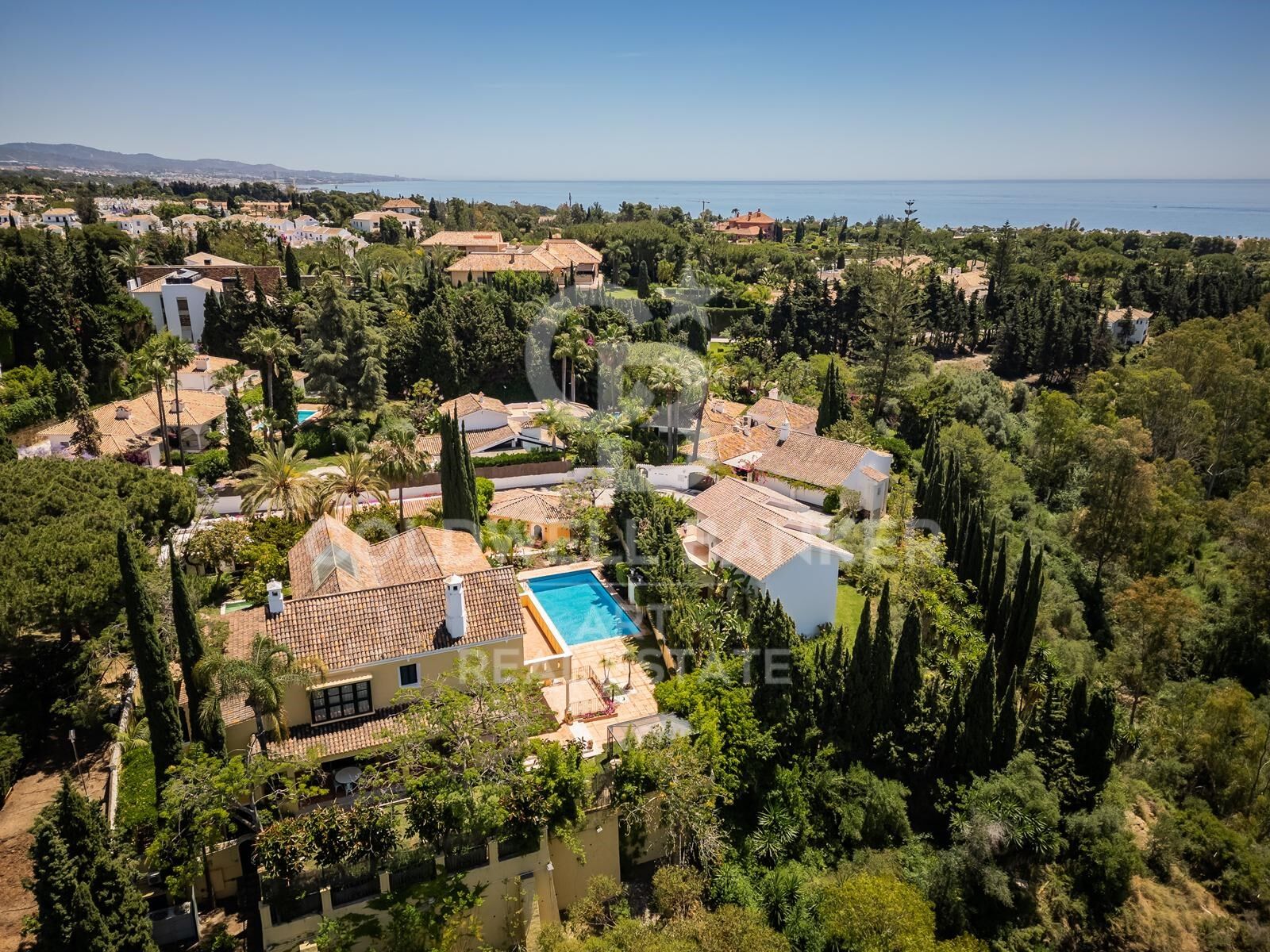 Elegante villa de estilo andaluz en una ubicación privilegiada de Marbella, Las Lomas del Marbella Club