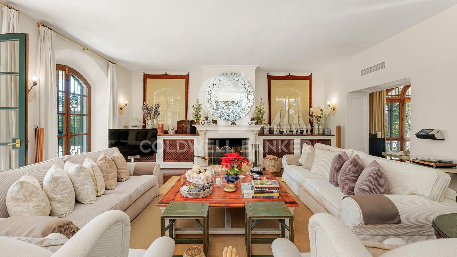 Elegante villa de estilo andaluz en una ubicación privilegiada de Marbella, Las Lomas del Marbella Club