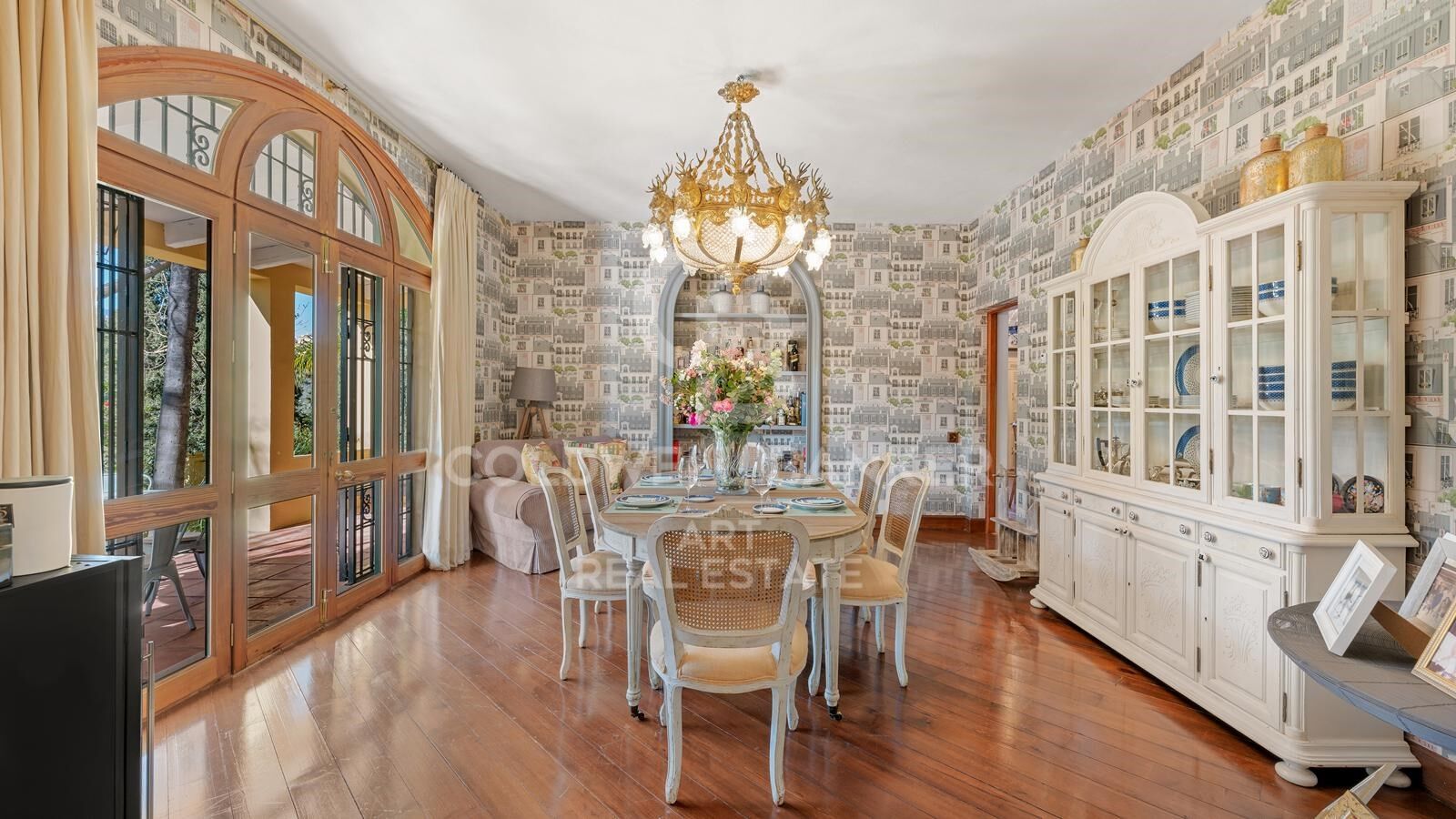 Elegante villa de estilo andaluz en una ubicación privilegiada de Marbella, Las Lomas del Marbella Club