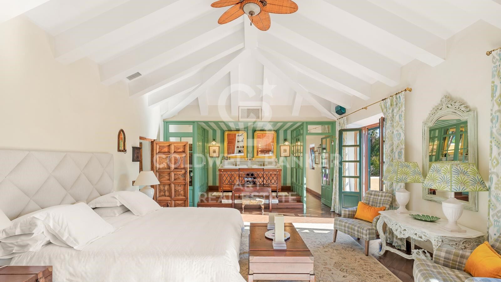 Elegante villa de estilo andaluz en una ubicación privilegiada de Marbella, Las Lomas del Marbella Club