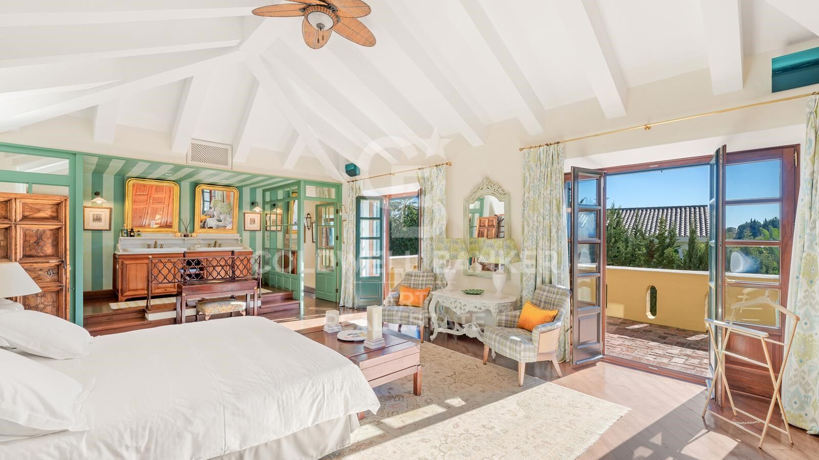 Elegante villa de estilo andaluz en una ubicación privilegiada de Marbella, Las Lomas del Marbella Club