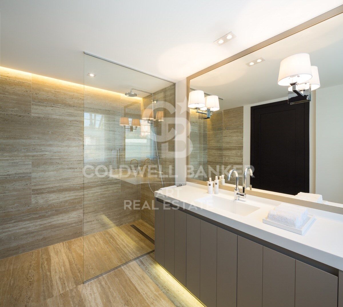 Villa mediterránea refinada con vistas panorámicas al golf y la montaña, Nueva Andalucía, Marbella