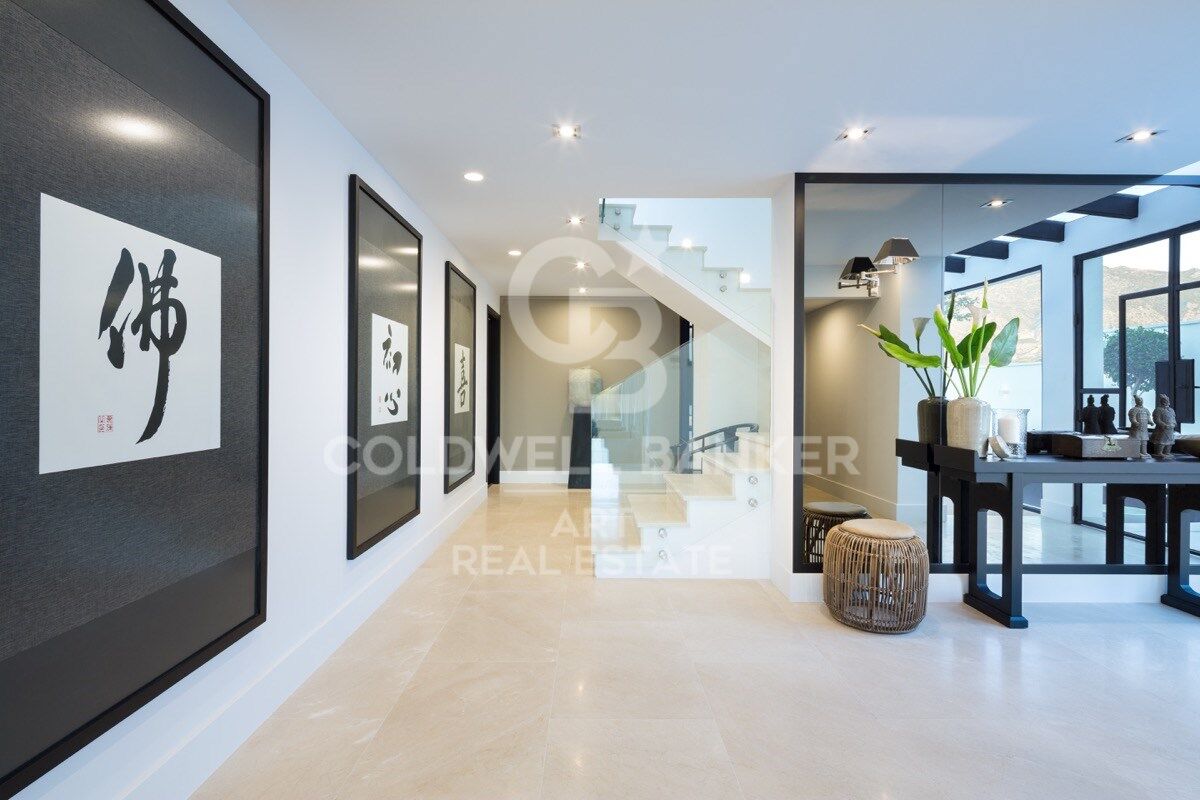 Villa mediterránea refinada con vistas panorámicas al golf y la montaña, Nueva Andalucía, Marbella