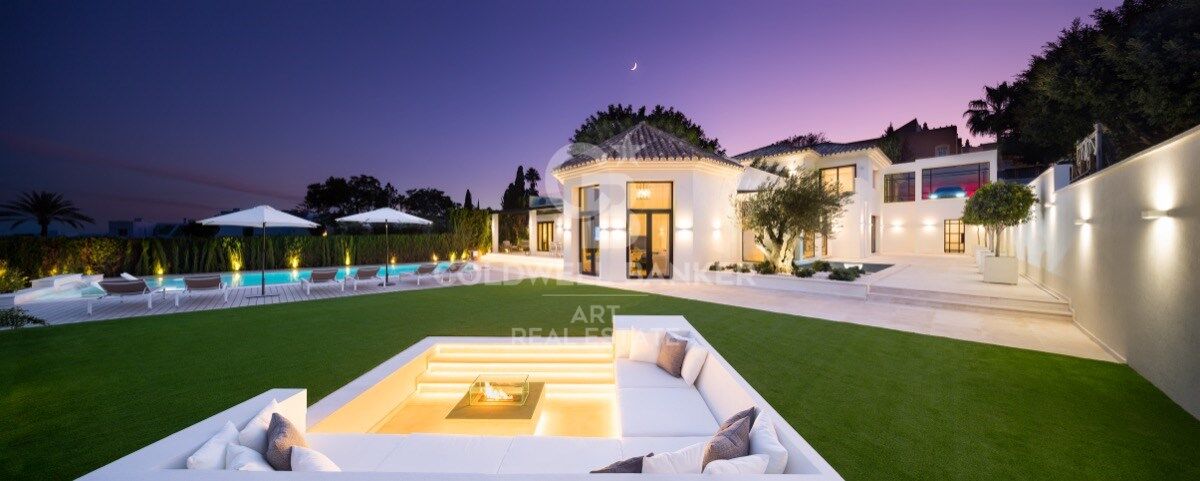 Villa mediterránea refinada con vistas panorámicas al golf y la montaña, Nueva Andalucía, Marbella