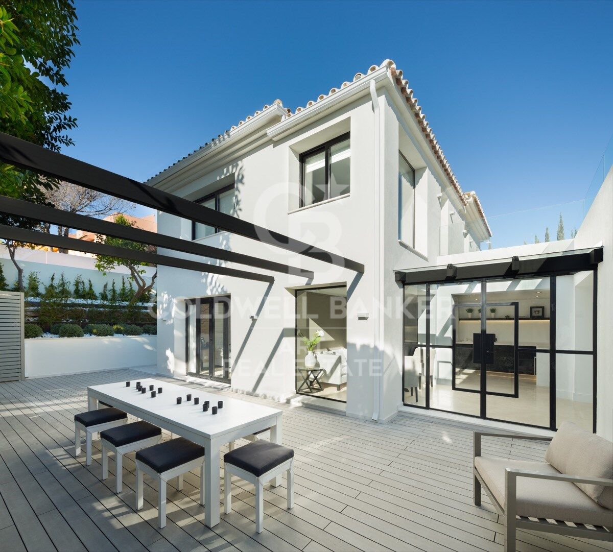 Villa mediterránea refinada con vistas panorámicas al golf y la montaña, Nueva Andalucía, Marbella