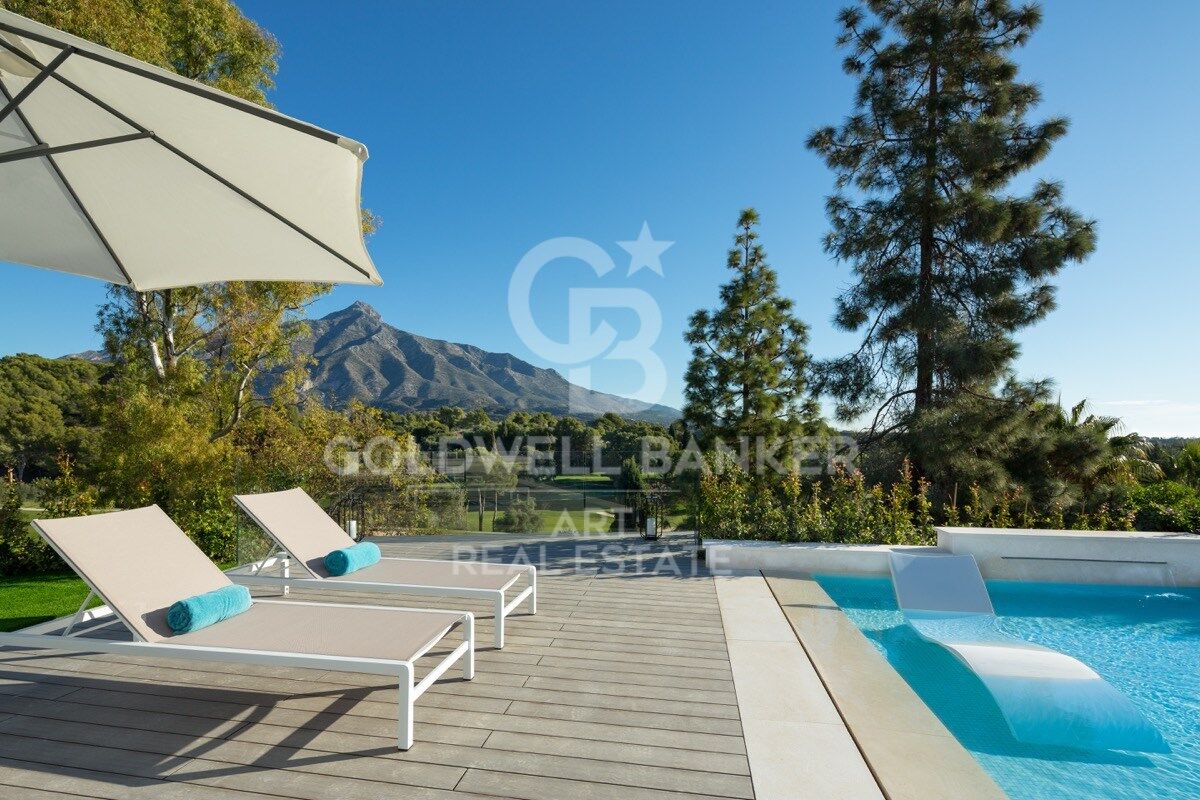Villa mediterránea refinada con vistas panorámicas al golf y la montaña, Nueva Andalucía, Marbella