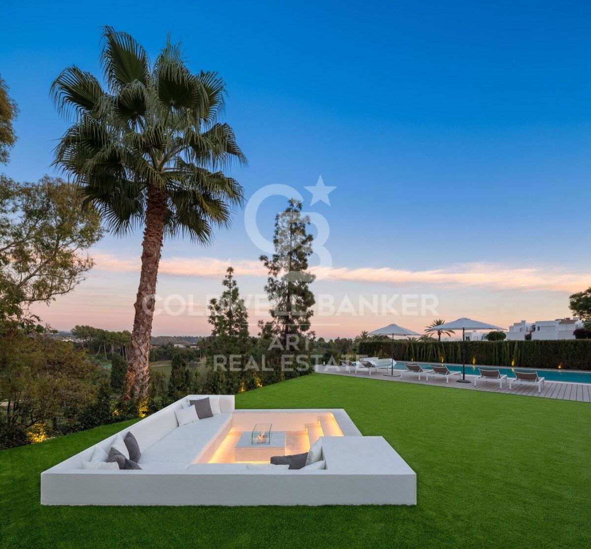 Villa mediterránea refinada con vistas panorámicas al golf y la montaña, Nueva Andalucía, Marbella