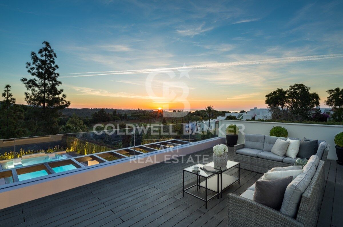 Villa mediterránea refinada con vistas panorámicas al golf y la montaña, Nueva Andalucía, Marbella