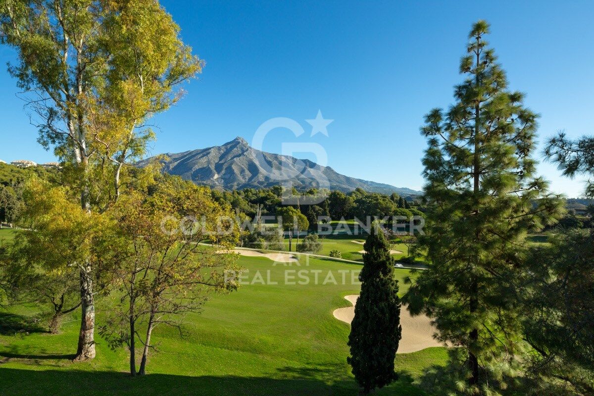 Villa mediterránea refinada con vistas panorámicas al golf y la montaña, Nueva Andalucía, Marbella