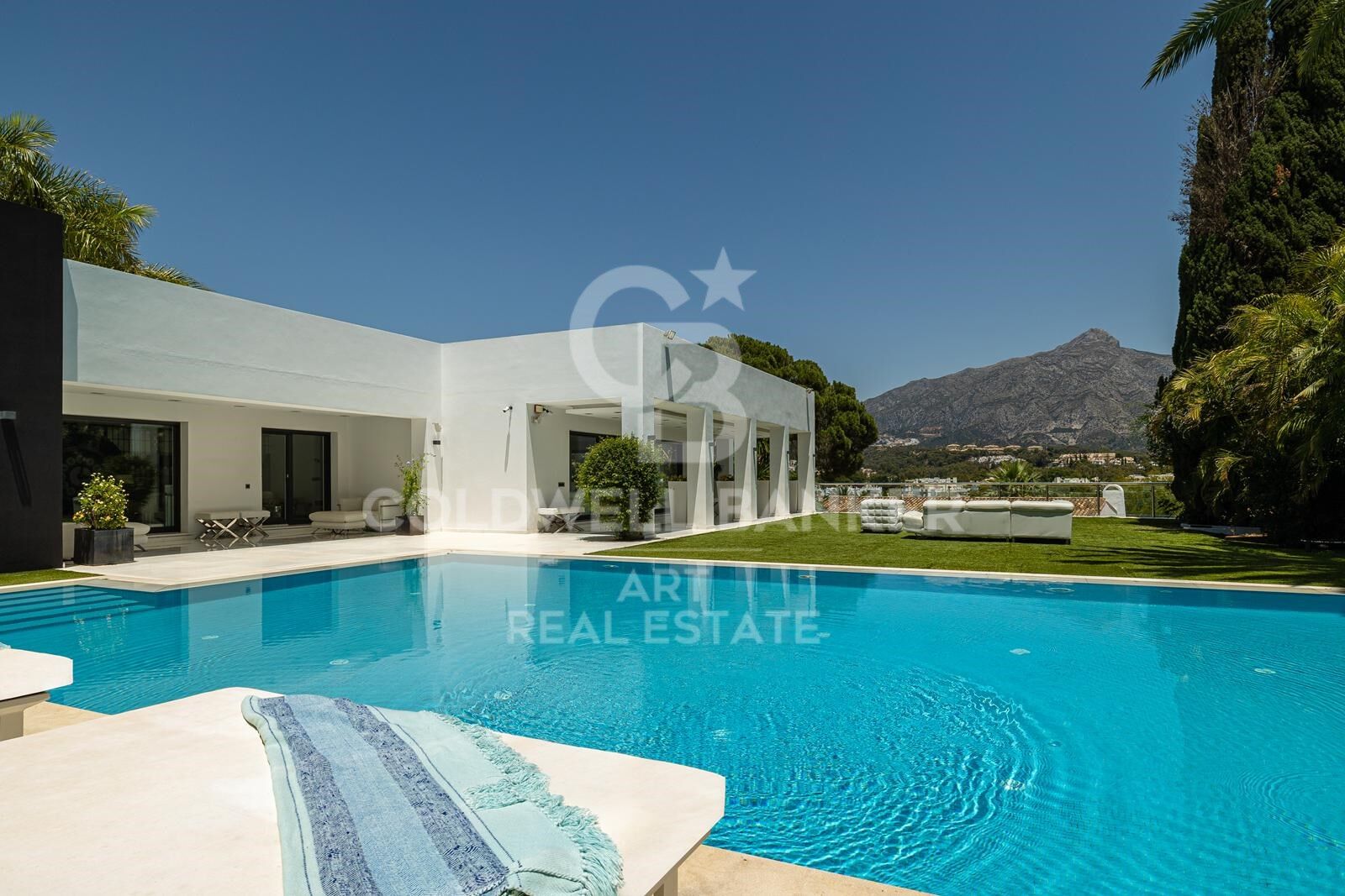 Villa élégante avec vue sur la montagne de La Concha et le parcours de golf Las Brisas, Marbella
