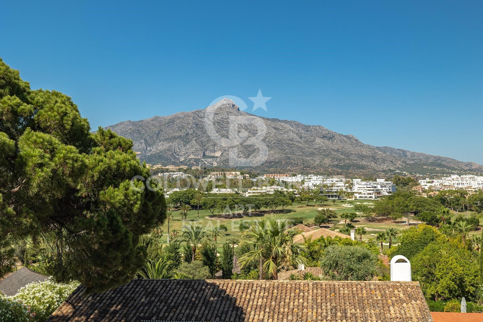Elegante Villa mit Blick auf den La Concha-Berg und den Golfplatz Las Brisas, Marbella