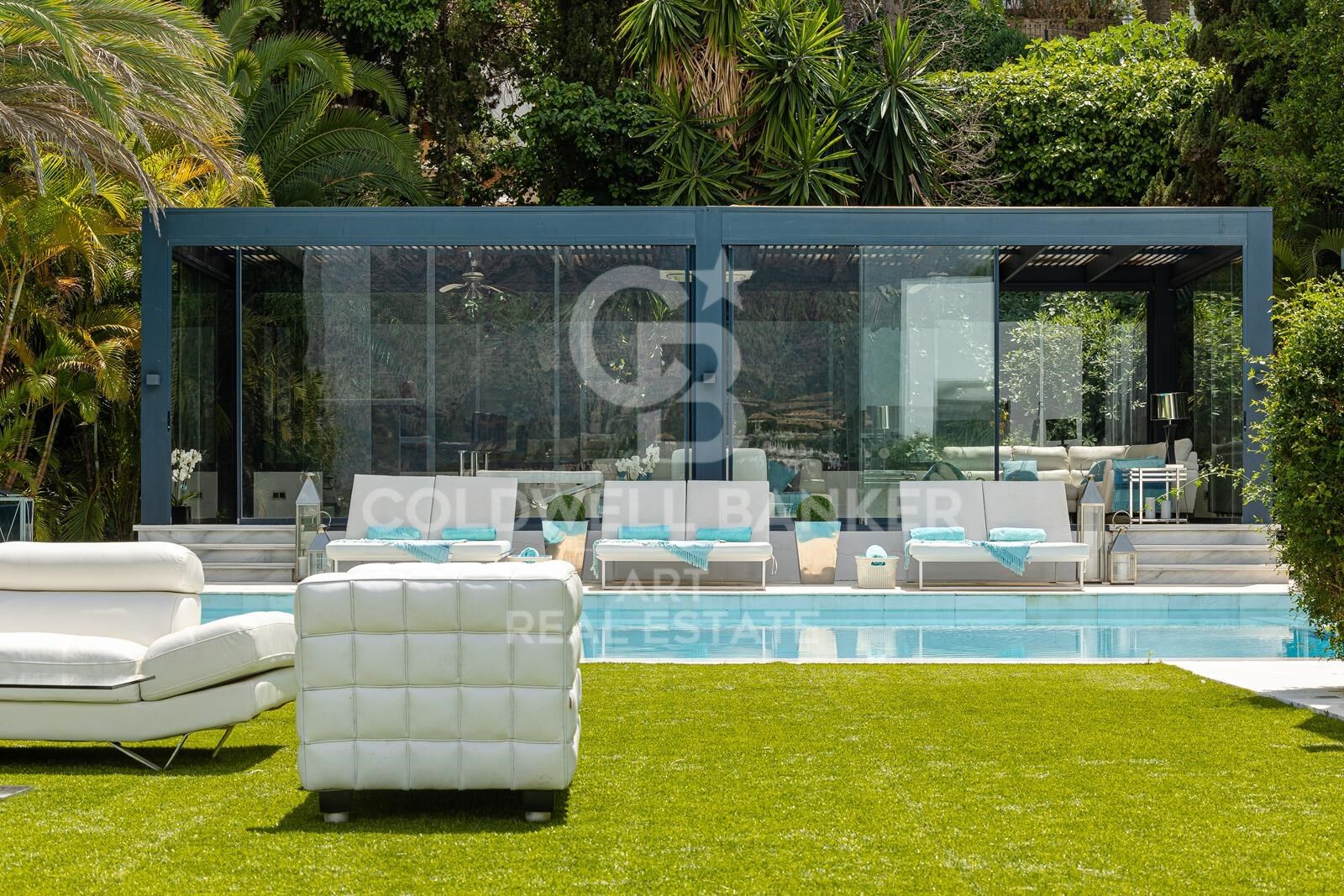 Villa elegante con vistas a la montaña de La Concha y al campo de golf Las Brisas, Marbella