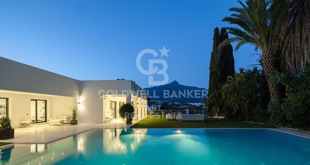 Elegante Villa mit Blick auf den La Concha-Berg und den Golfplatz Las Brisas, Marbella