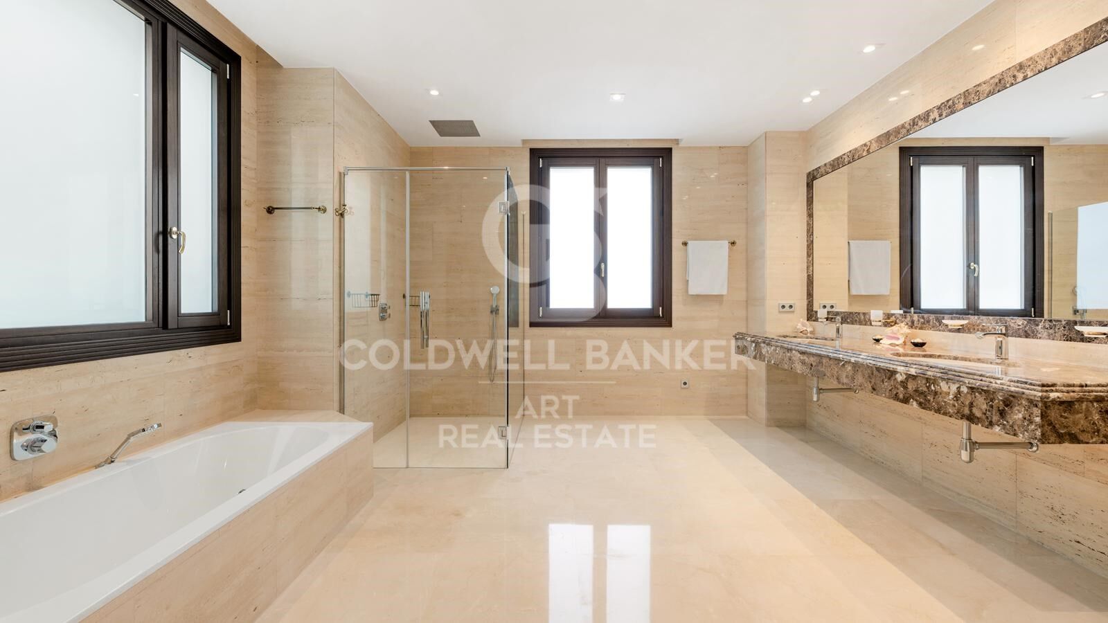 Elegante Luxusvilla am Meer in der begehrten Wohngegend Casasola, Guadalmina, Costa del Sol