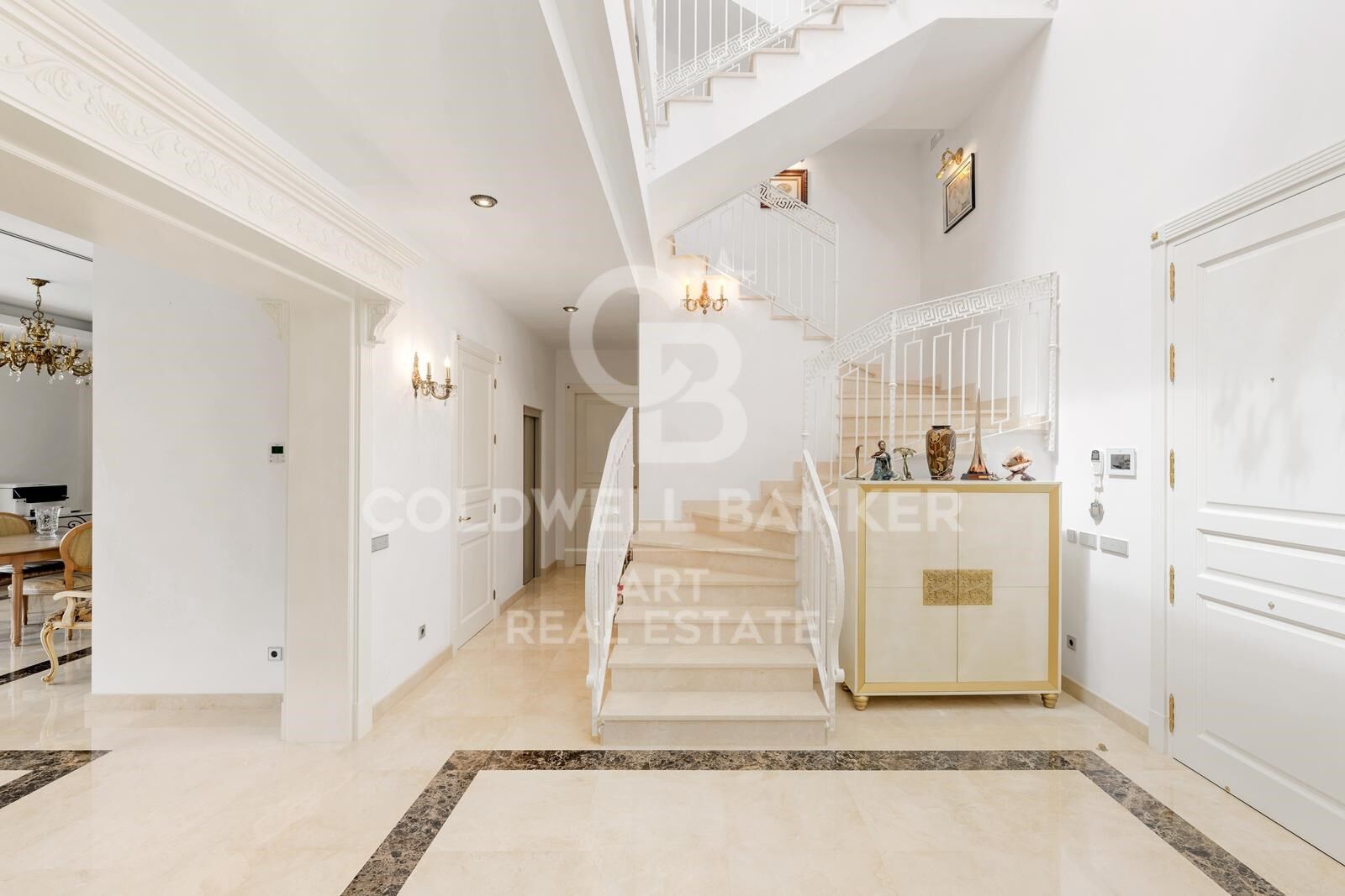 Elegante Luxusvilla am Meer in der begehrten Wohngegend Casasola, Guadalmina, Costa del Sol