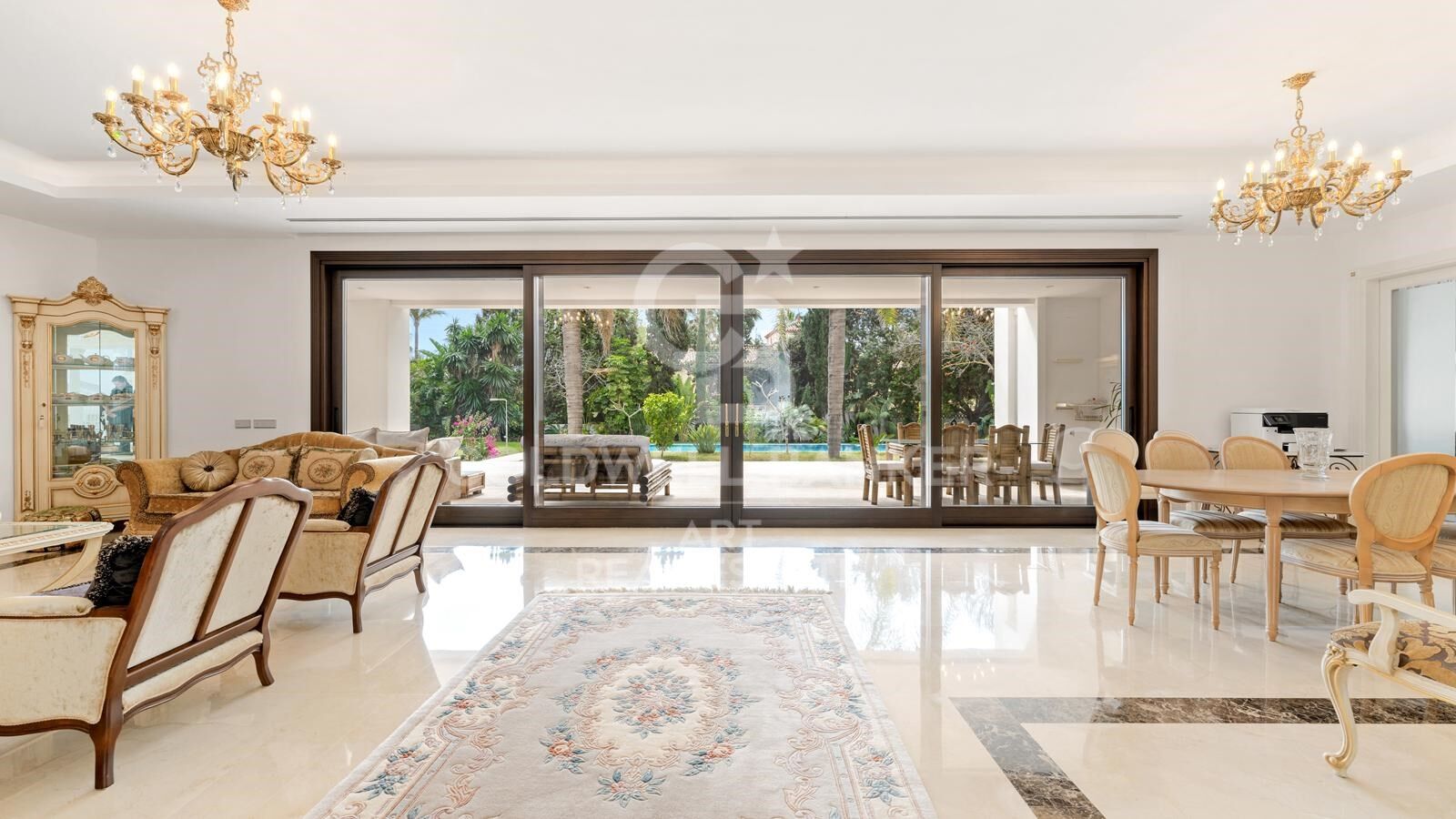 Elegante villa de lujo junto al mar en la prestigiosa zona de Casasola, Guadalmina, Costa del Sol