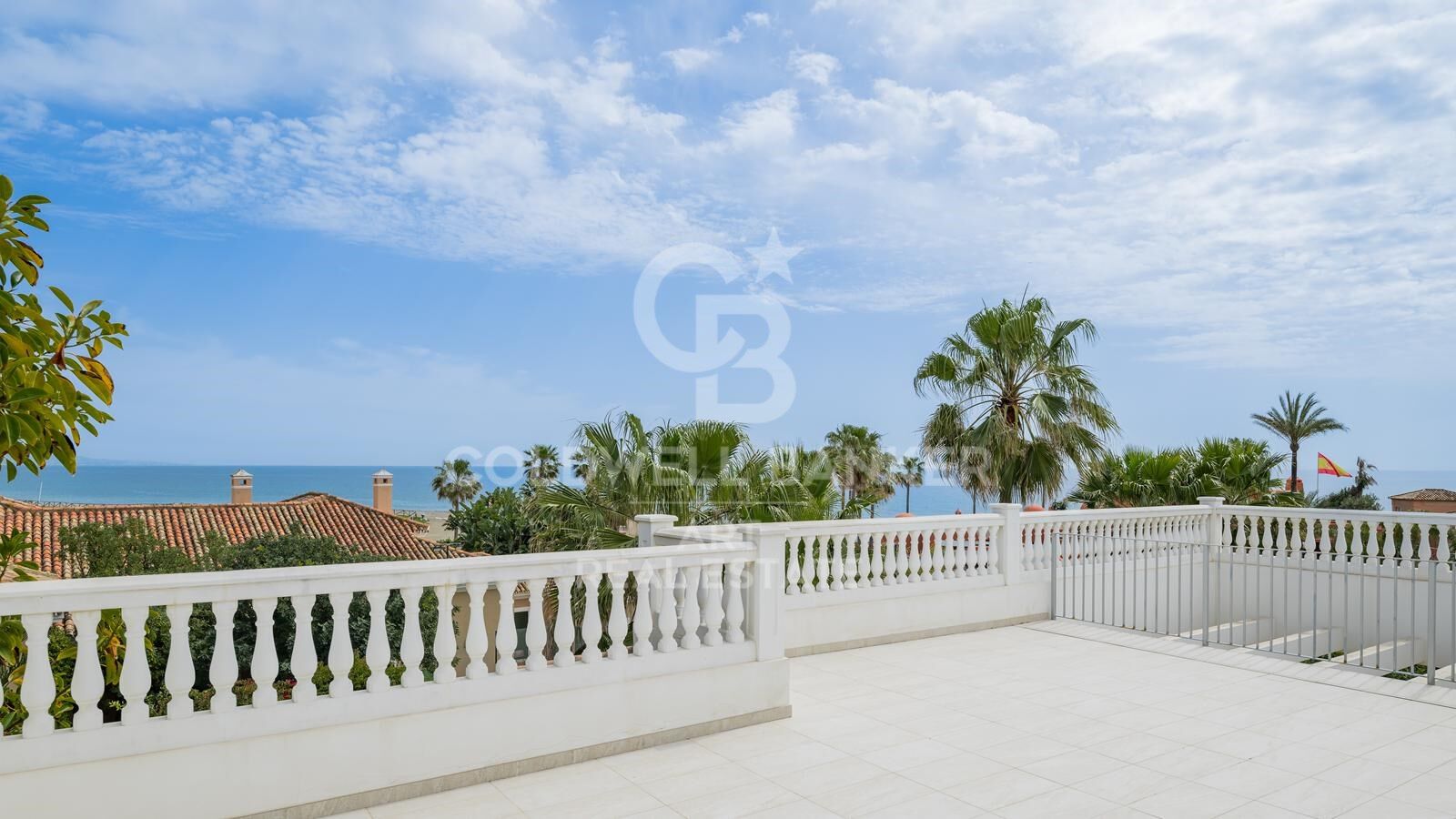 Elegante villa de lujo junto al mar en la prestigiosa zona de Casasola, Guadalmina, Costa del Sol