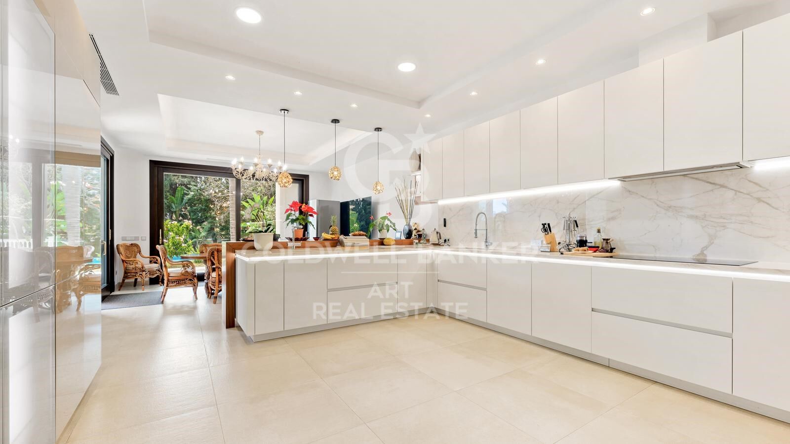 Elegante villa de lujo junto al mar en la prestigiosa zona de Casasola, Guadalmina, Costa del Sol