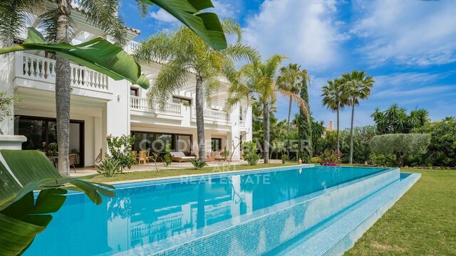 Elegante Luxusvilla am Meer in der begehrten Wohngegend Casasola, Guadalmina, Costa del Sol