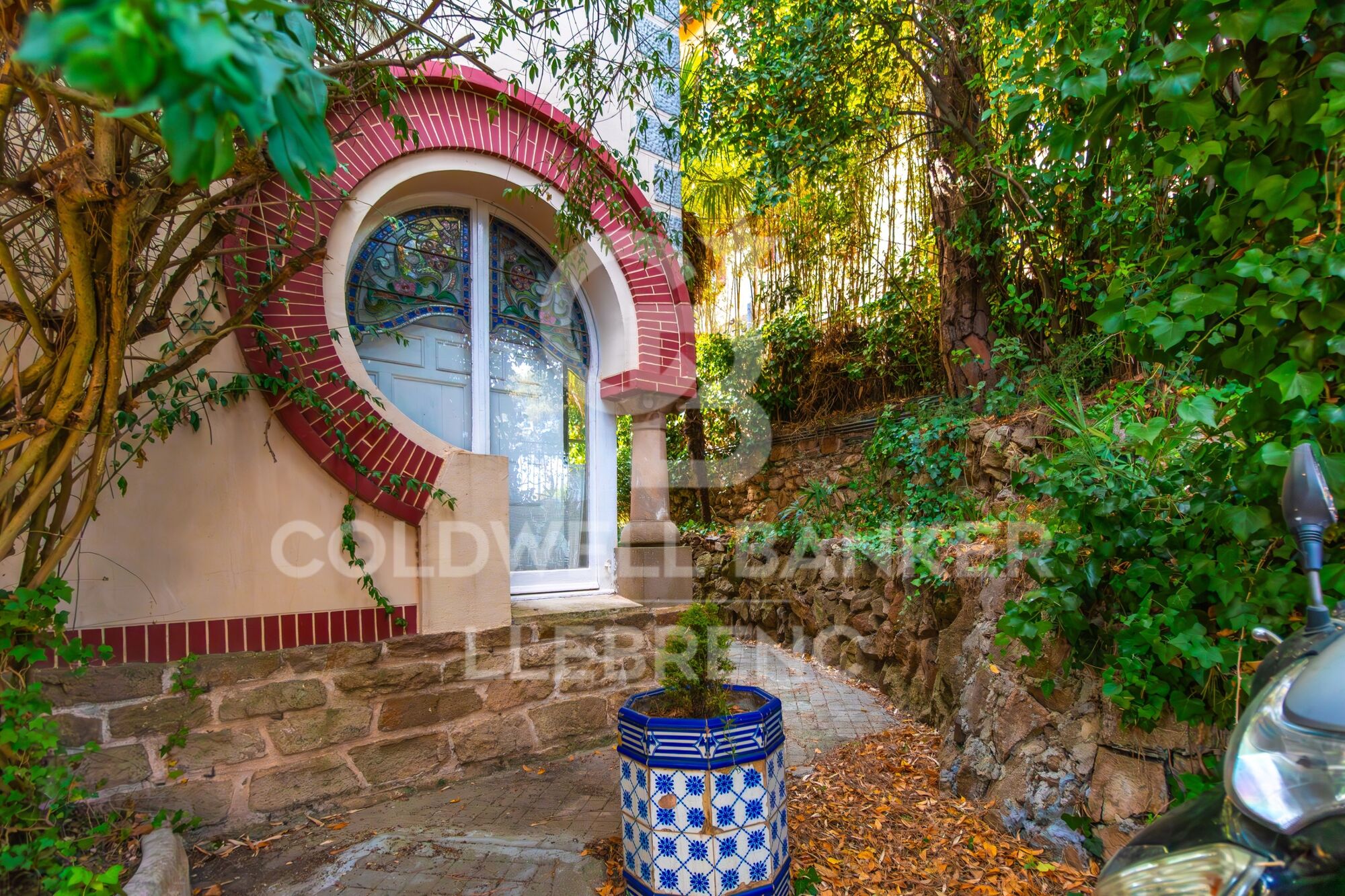 Modernist villa for sale in the Tibidabo neighbourhood