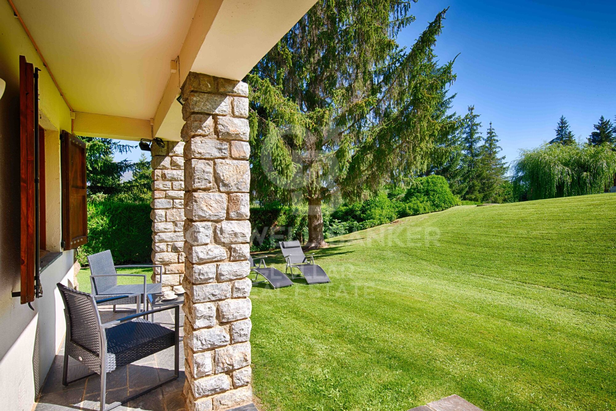 Rez-de-chaussée rénové avec jardin et vue sur Alp