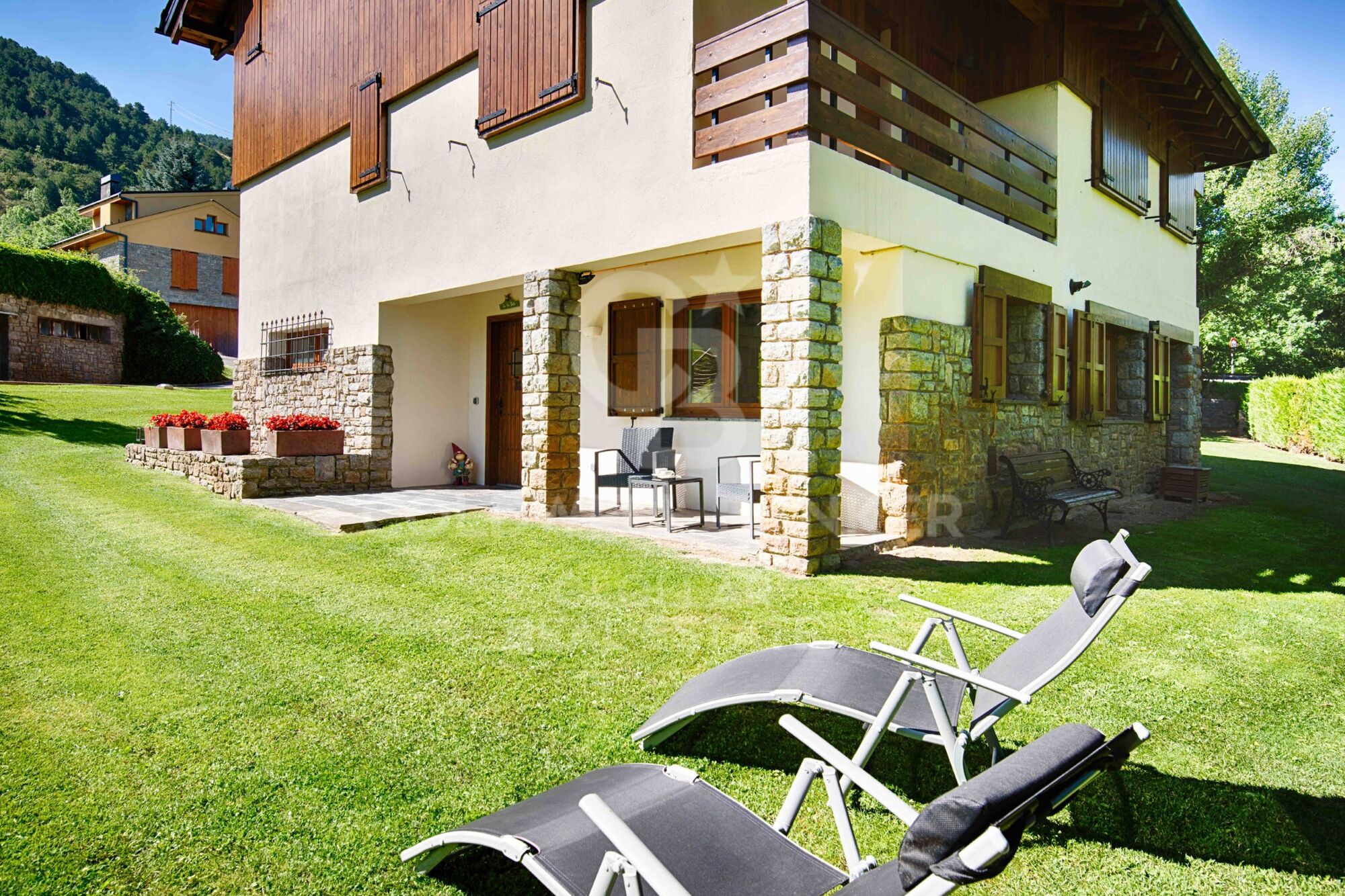 Planta baja reformada con jardín y vistas en Alp