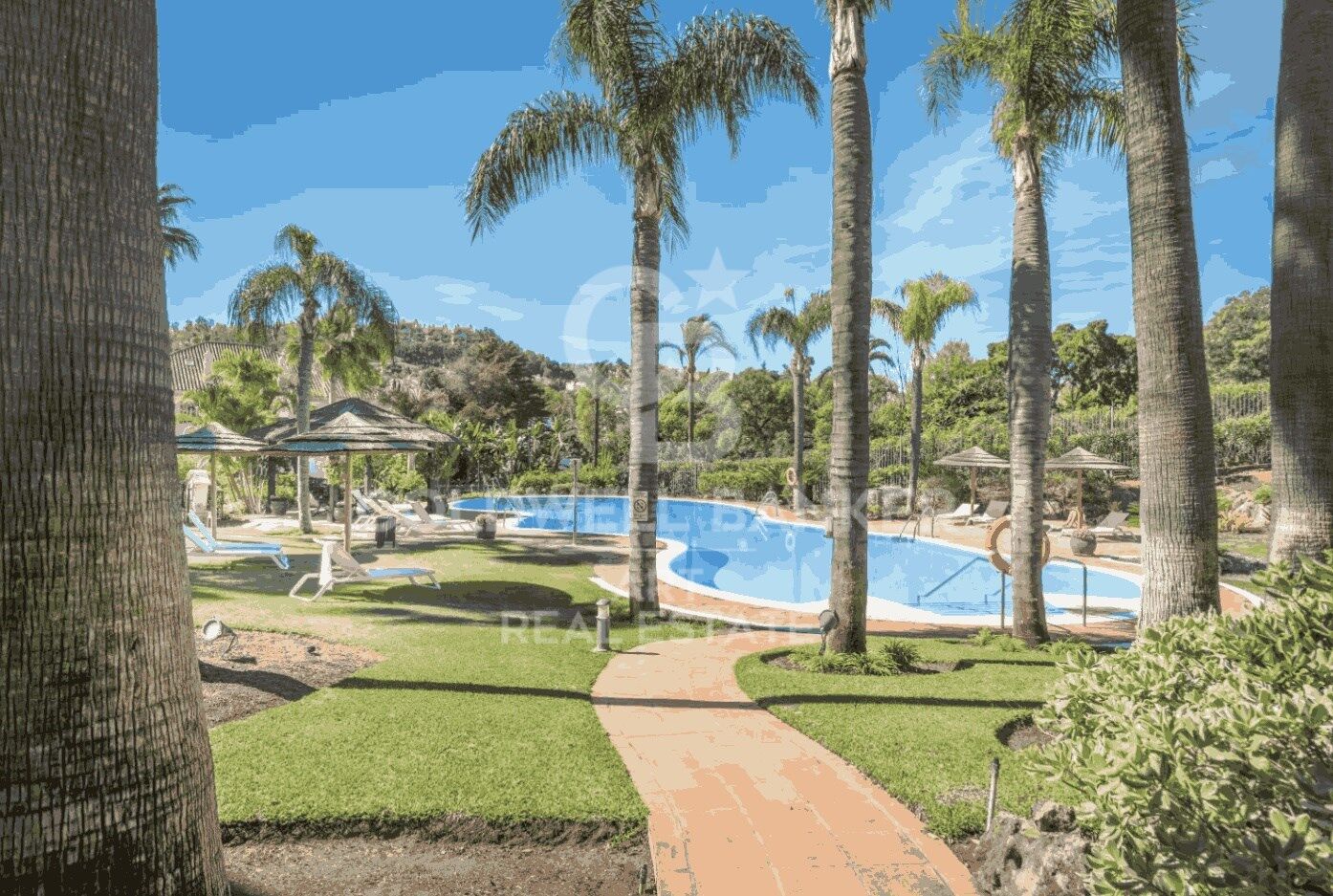 Luxuriöses Duplex-Penthouse in Las Alamandas in bester Lage im Golf Valley, Nueva Andalucía, Marbella