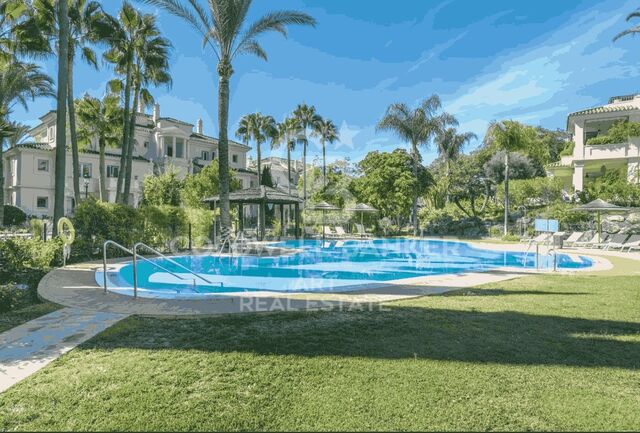 Luxuriöses Duplex-Penthouse in Las Alamandas in bester Lage im Golf Valley, Nueva Andalucía, Marbella