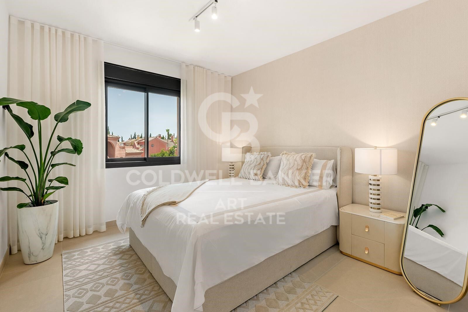 Refined semi-detached home in exclusive Jardines de Las Lomas - Marbella's Golden Mile