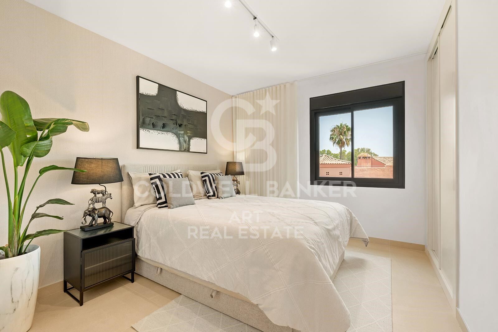Refined semi-detached home in exclusive Jardines de Las Lomas - Marbella's Golden Mile