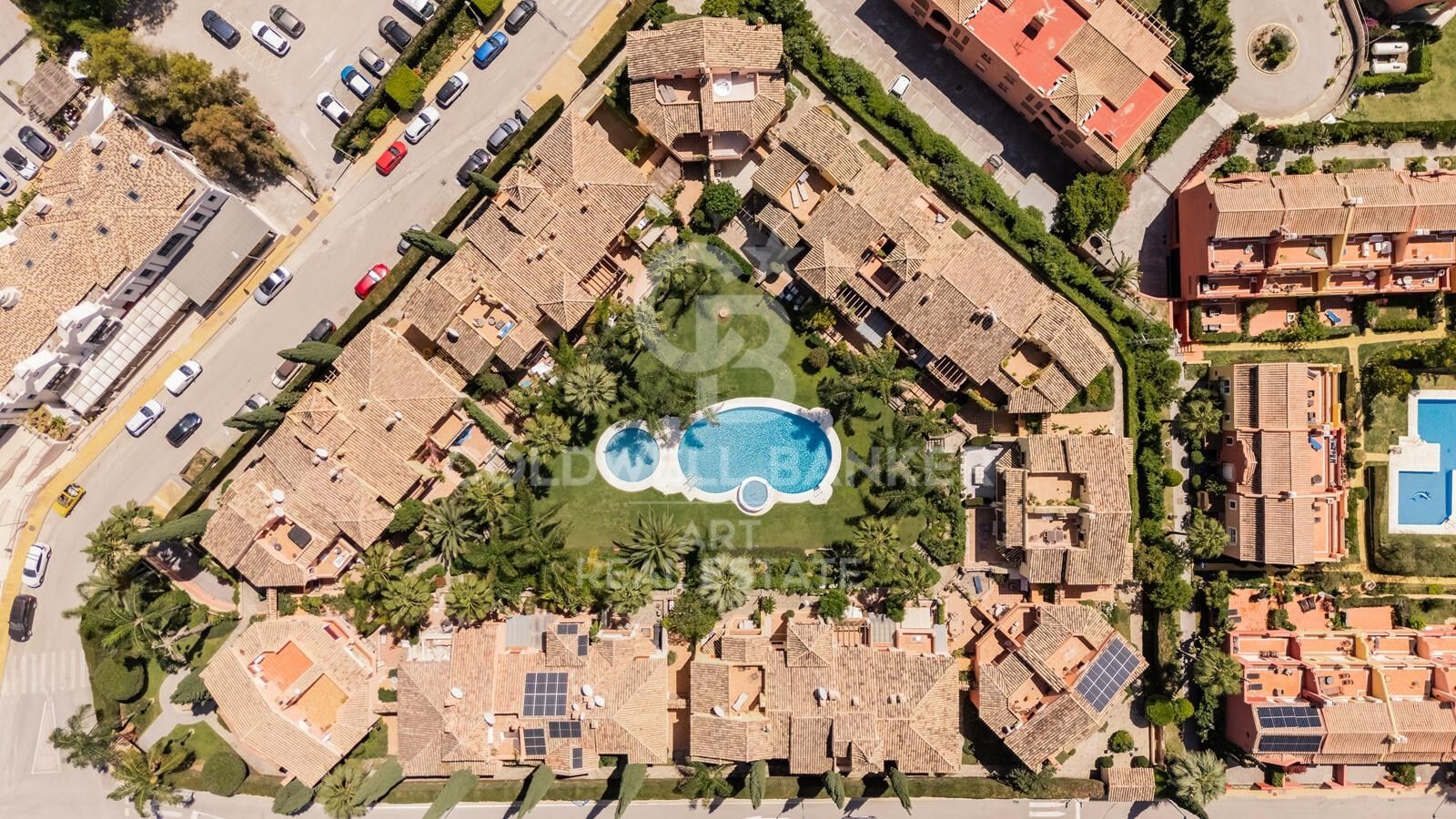 Refined semi-detached home in exclusive Jardines de Las Lomas - Marbella's Golden Mile