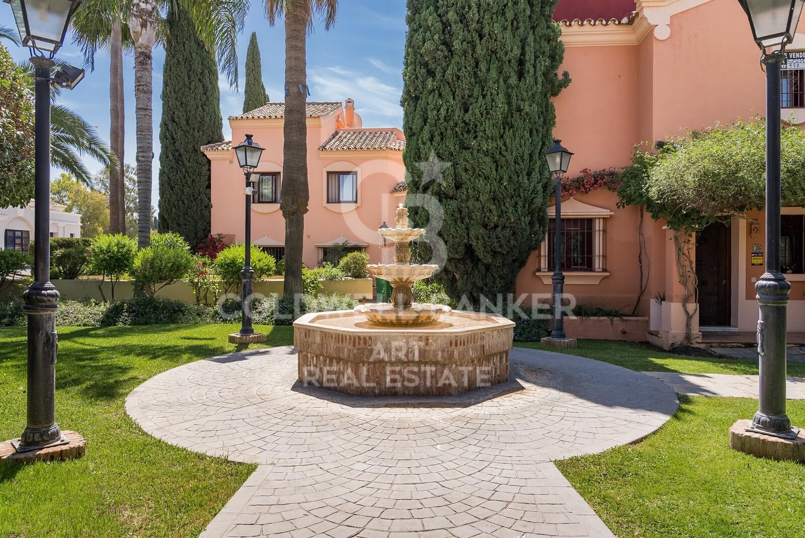 Elegante casa pareada en Jardines de Las Lomas - La Milla de Oro de Marbella