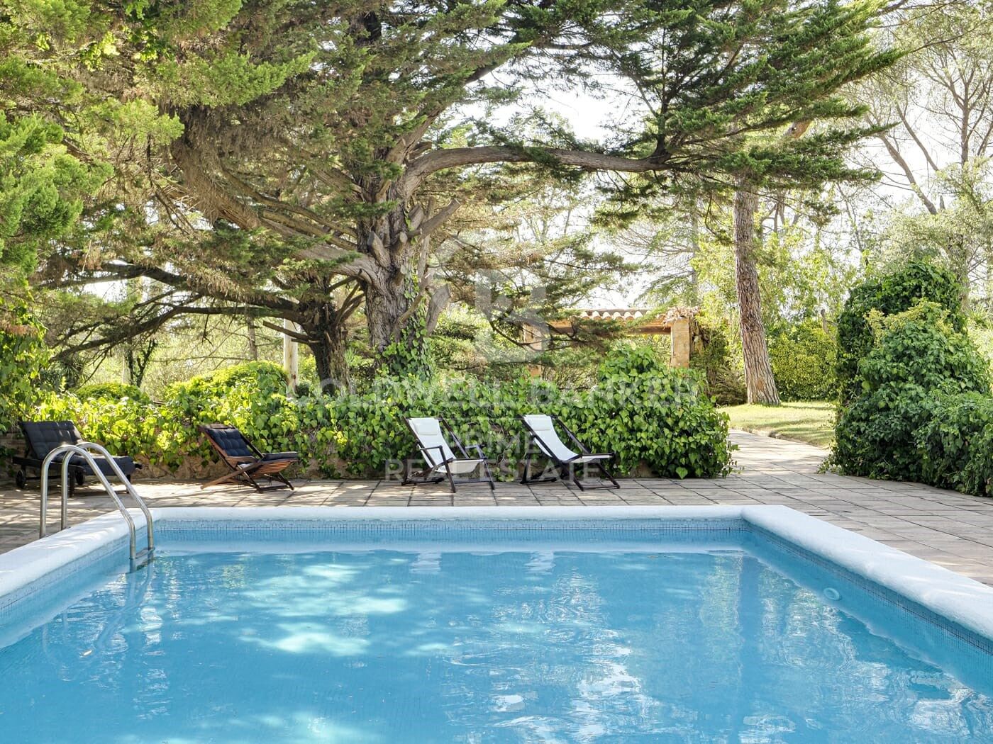 Finca rústica con piscina junto al PGA Catalunya