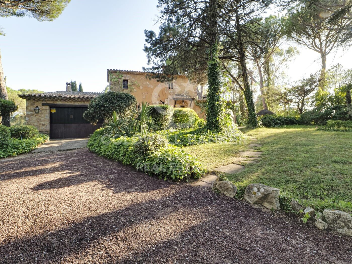 Finca rústica con piscina junto al PGA Catalunya