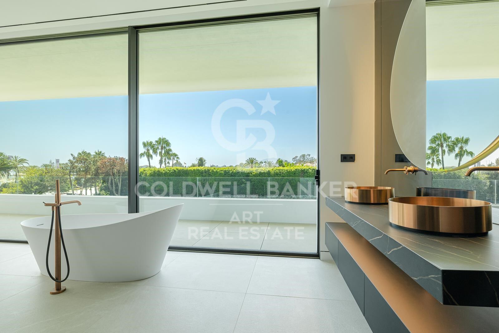 Villa élégante sur la Mille d'Or avec piscine privée et vue sur la mer, Marbella