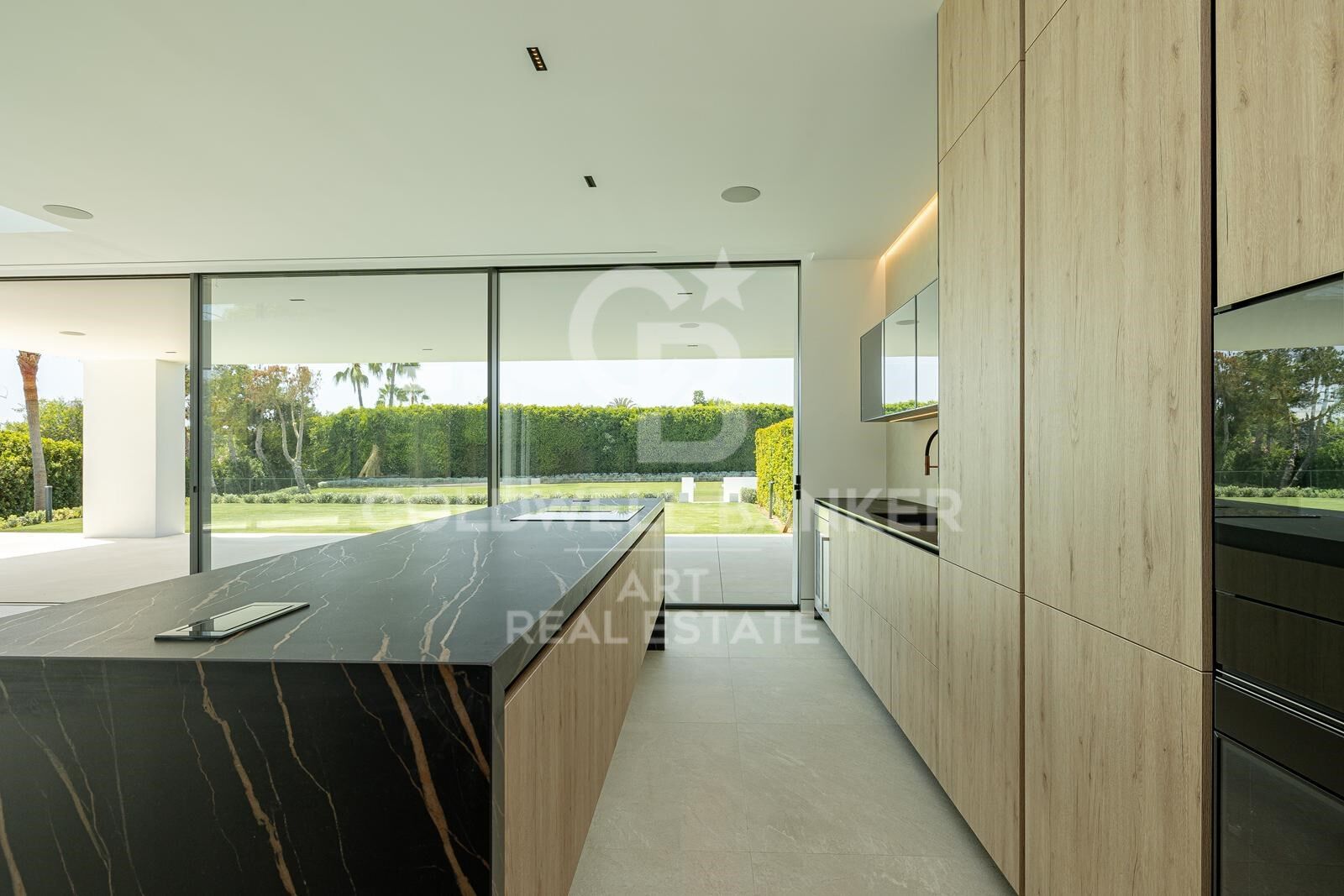Villa élégante sur la Mille d'Or avec piscine privée et vue sur la mer, Marbella