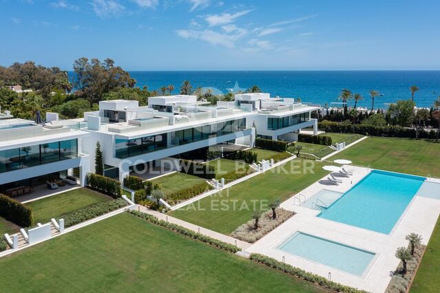 Villa élégante sur la Mille d'Or avec piscine privée et vue sur la mer, Marbella