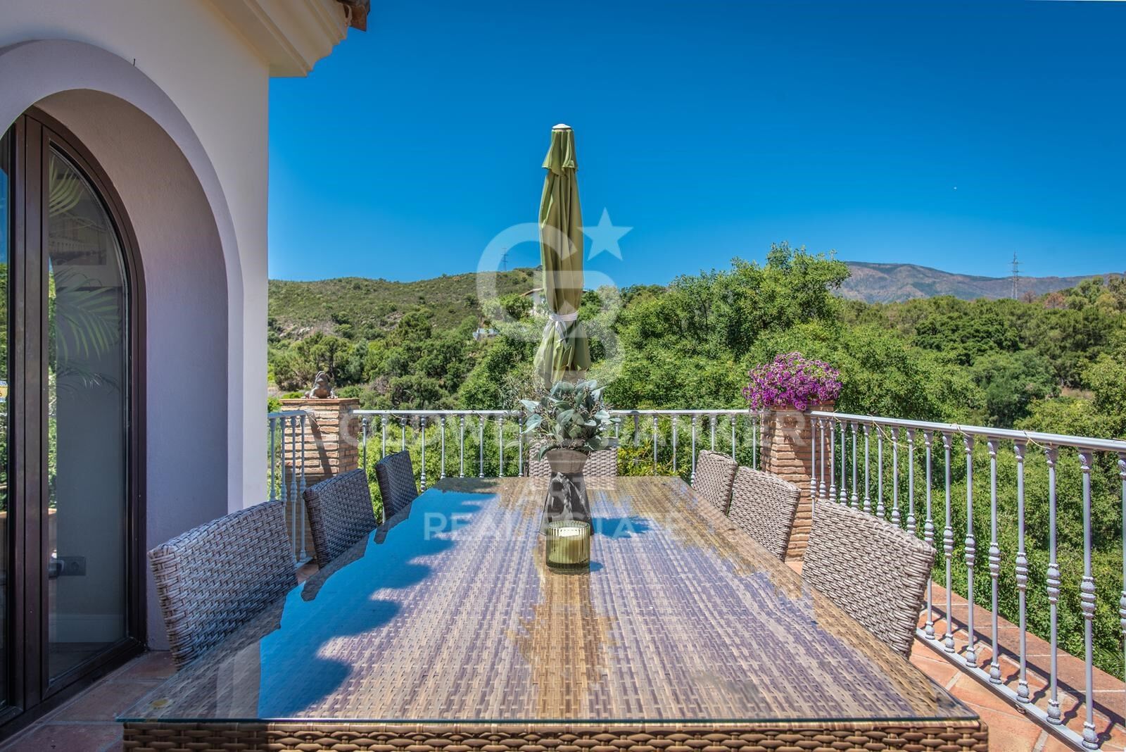 Elegante villa con vistas panorámicas al mar y la montaña en Forest Hills, Estepona