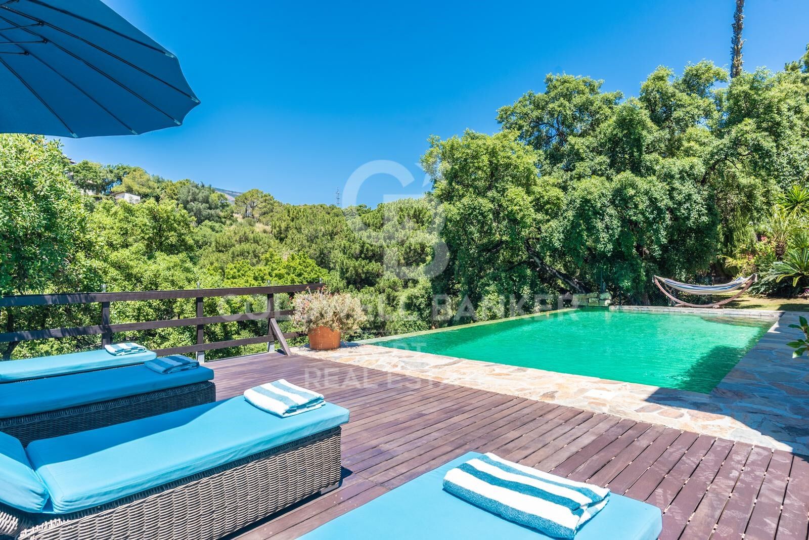 Elegante villa con vistas panorámicas al mar y la montaña en Forest Hills, Estepona