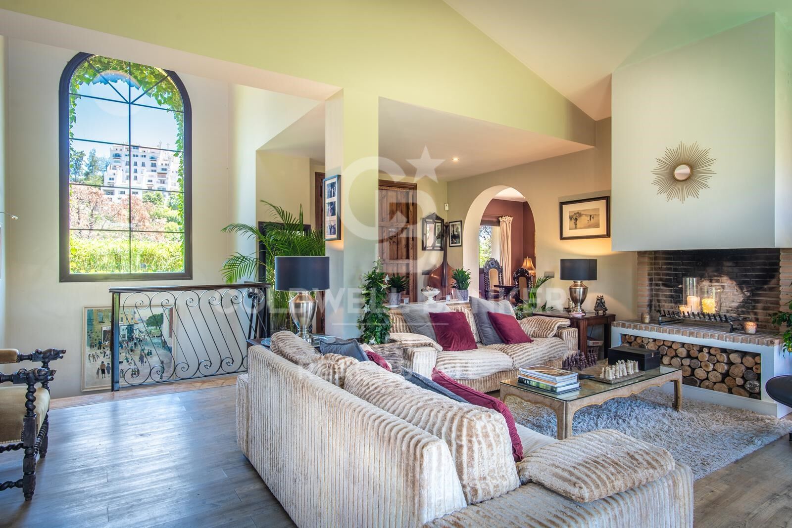 Elegante villa con vistas panorámicas al mar y la montaña en Forest Hills, Estepona