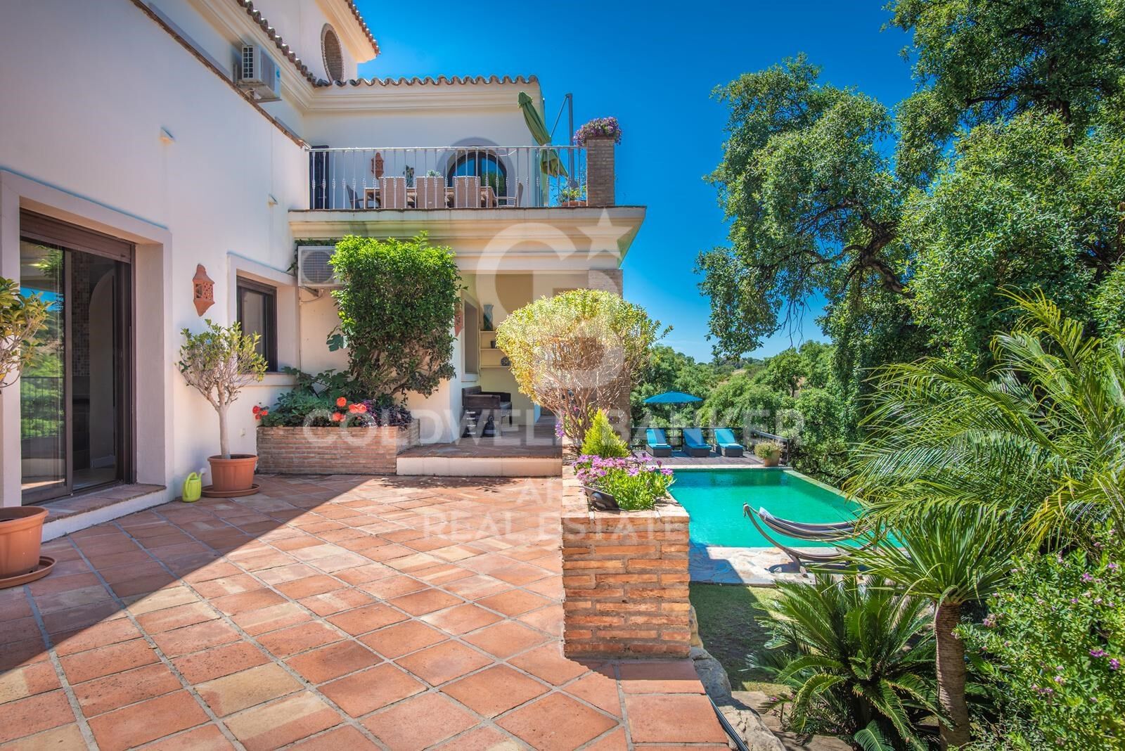Elegante villa con vistas panorámicas al mar y la montaña en Forest Hills, Estepona