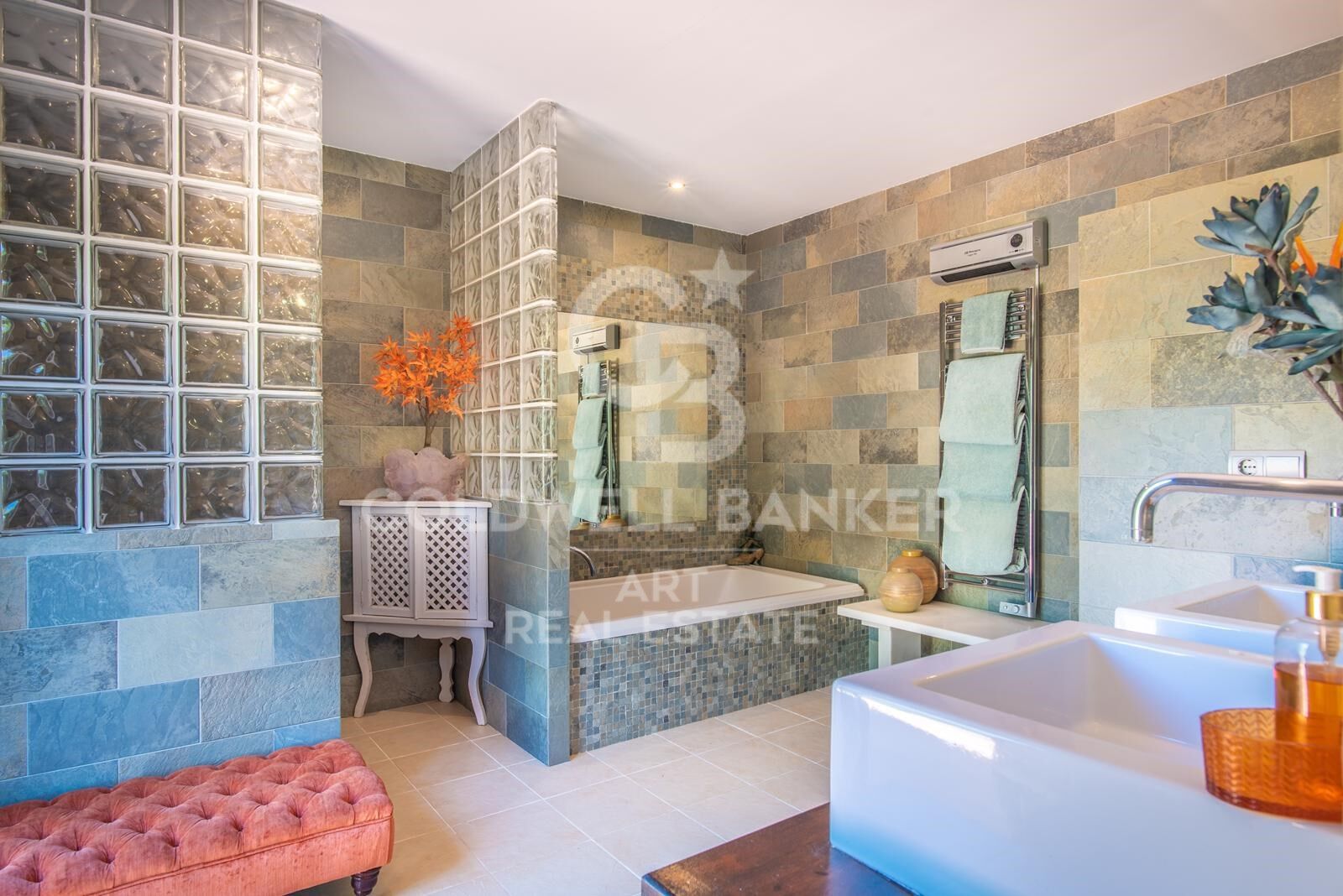 Elegante villa con vistas panorámicas al mar y la montaña en Forest Hills, Estepona