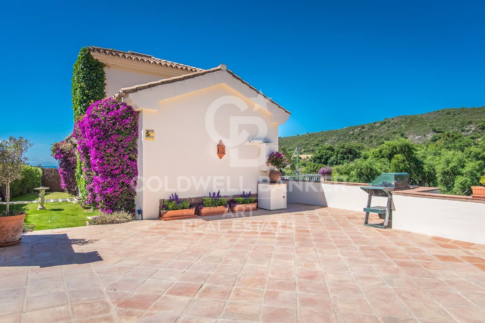Elegante villa con vistas panorámicas al mar y la montaña en Forest Hills, Estepona