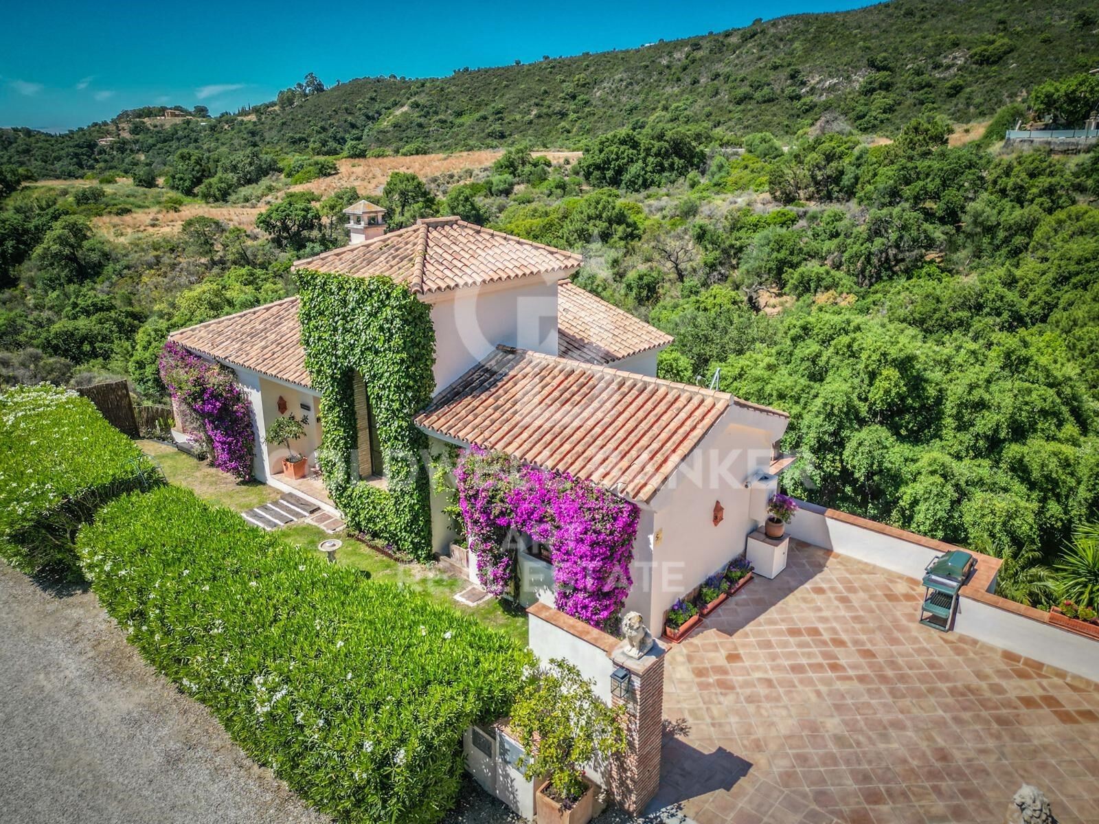 Elegante villa con vistas panorámicas al mar y la montaña en Forest Hills, Estepona