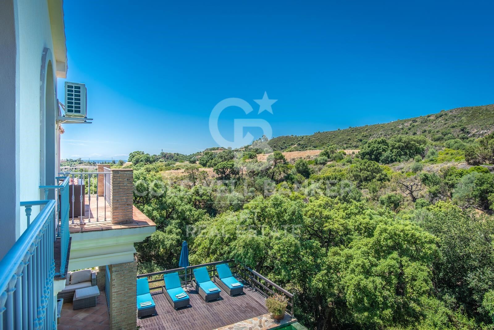 Elegante villa con vistas panorámicas al mar y la montaña en Forest Hills, Estepona