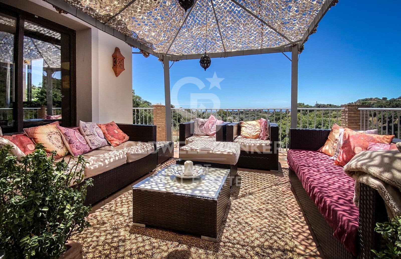 Elegante Villa mit Panoramablick auf Meer und Berge in Forest Hills, Estepona