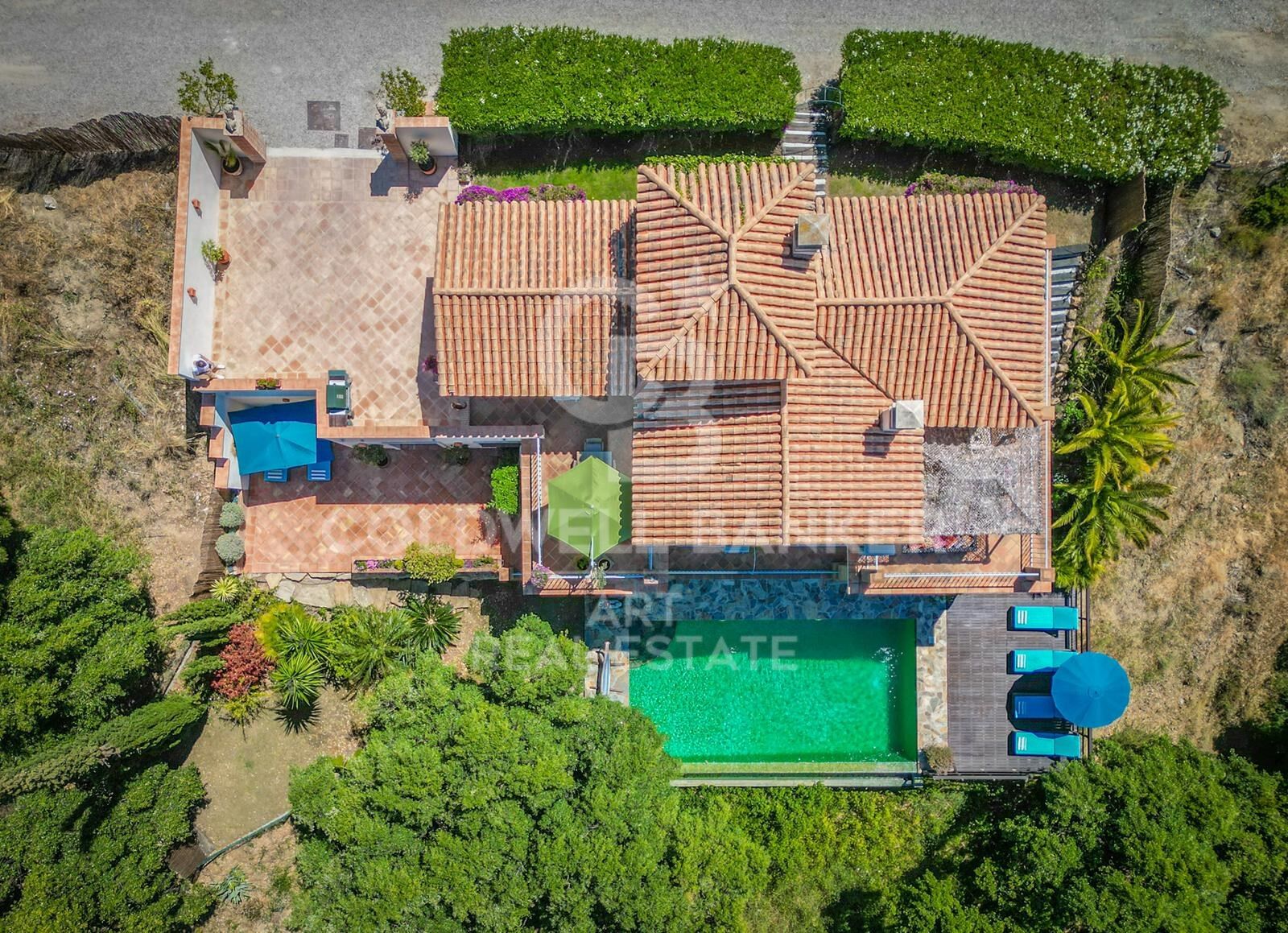 Villa élégante avec vue panoramique sur la mer et la montagne à Forest Hills, Estepona
